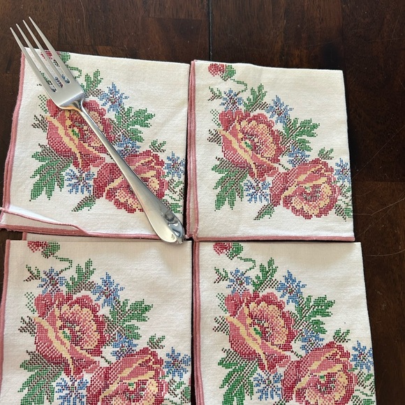 4/$50 Floral Embroidered Textile napkins set of four 🌸 - Picture 3 of 8
